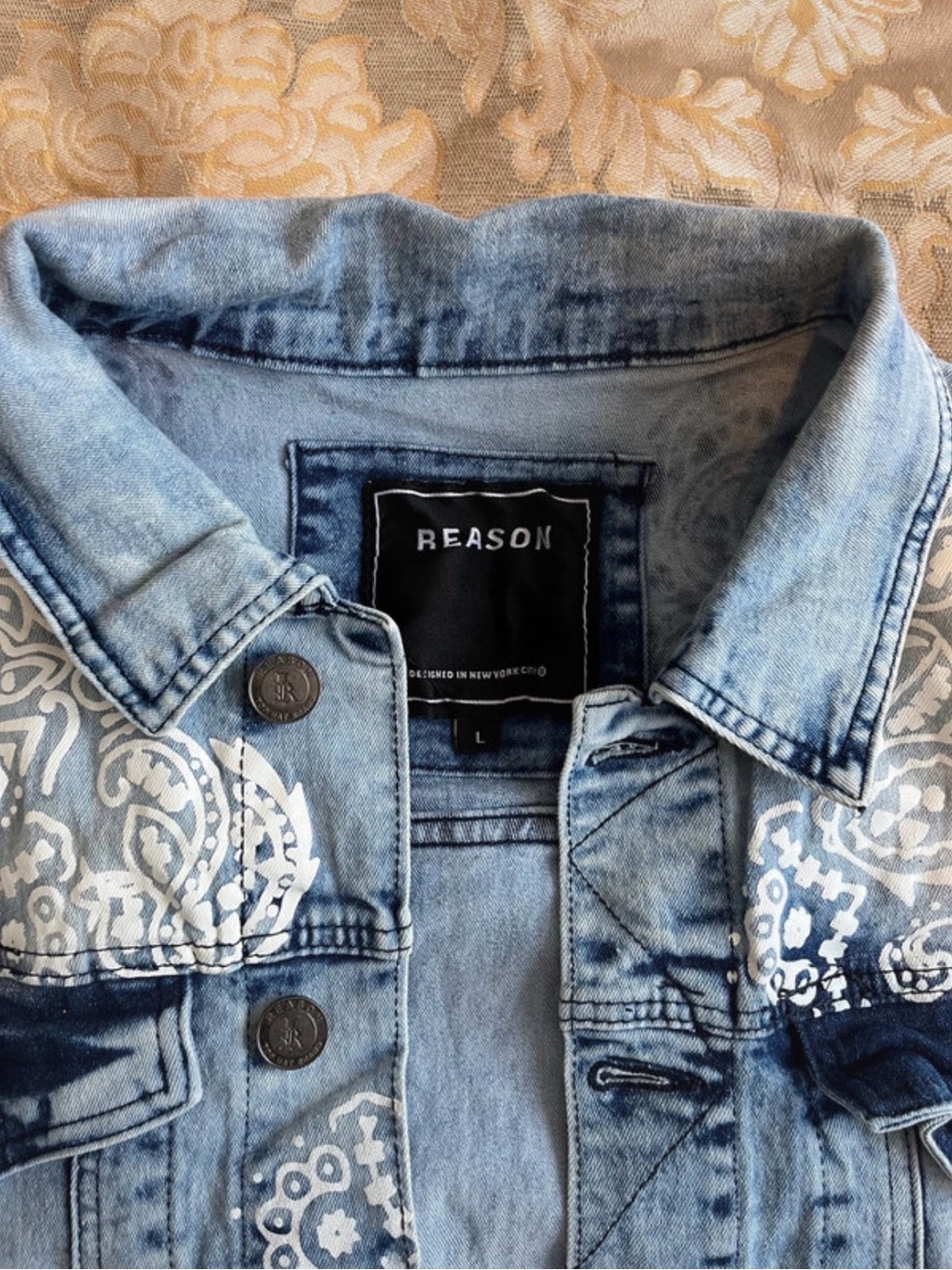 Reason Light Blue Wash Paisley Allover Print Denim Trucker Jacket Coat Sz Large - Picture 5 of 14